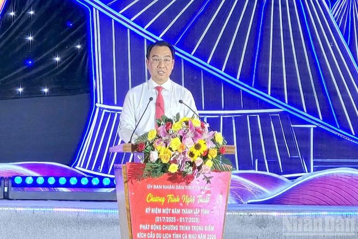Phó Bí thư Tỉnh ủy, Chủ tịch Ủy ban nhân dân tỉnh Cà Mau Lữ Quang Ngời phát biểu tại Chương trình nghệ thuật kỷ niệm 1 năm thực hiện hợp nhất tỉnh.
