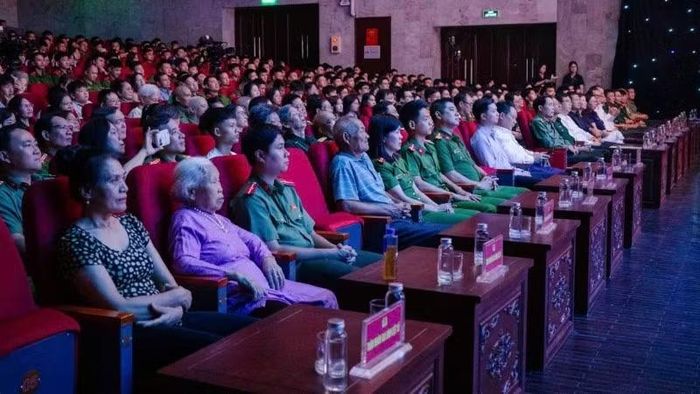 Đại biểu tham dự chương trình.