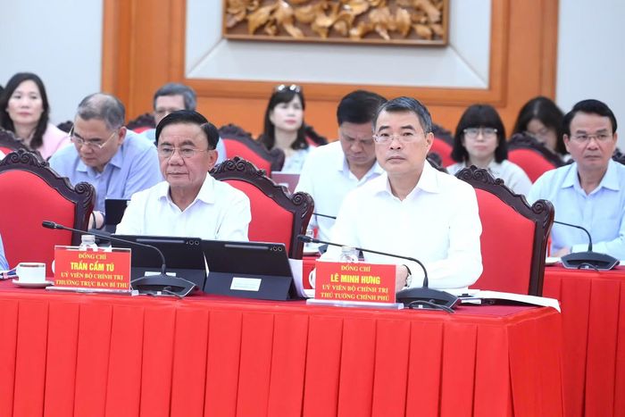 Thủ tướng Chính phủ Lê Minh Hưng, Thường trực Ban Bí thư Trần Cẩm Tú và các đại biểu tham dự phiên họp. (Ảnh: ĐĂNG KHOA)