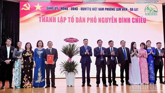 Lãnh đạo phường Lâm Viên-Đà Lạt trao quyết định sắp xếp tổ dân phố, kiện toàn tổ chức bộ máy và xây dựng hệ thống chính trị ở cơ sở; đồng thời, ban điều hành 17 tổ dân phố lần lượt ra mắt tại chương trình kỷ niệm.