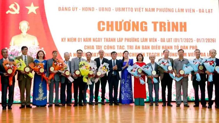 Lãnh đạo phường Lâm Viên-Đà Lạt tri ân các đồng chí bí thư chi bộ, tổ trưởng dân phố và trưởng ban công tác mặt trận của các tổ dân phố tại buổi lễ.