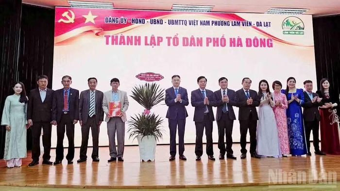 Ban điều hành tổ dân phố Hà Đông ra mắt tại chương trình kỷ niệm.