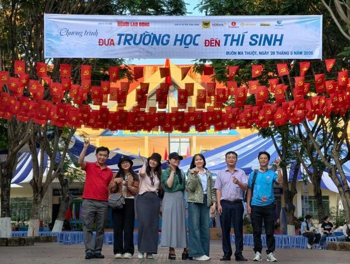 Một số thành viên Ban Tổ chức chương trình “Đưa trường học đến thí sinh” thực hiện công tác hậu trường tại Trường THPT Buôn Ma Thuột, tỉnh Đắk Lắk, vào tháng 3-2026. Ảnh: TRƯỜNG NGUYÊN