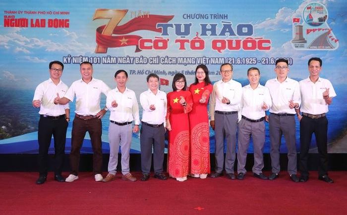 Phóng viên Hoàng Lan Anh cùng lãnh đạo, đồng nghiệp Văn phòng Đại diện khu vực Miền Bắc