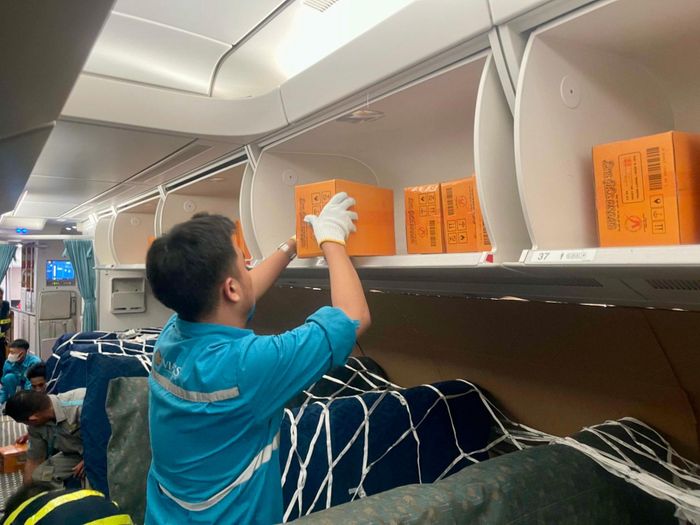 Hàng hóa được chất xếp trên cabin để tăng thêm khối lượng chuyên chở