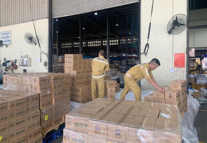 Trước đó, các lô hàng hỗ trợ được đóng gói, kiểm tra cẩn thận trước khi tiến hành các bước tiếp theo của quy trình vận chuyển