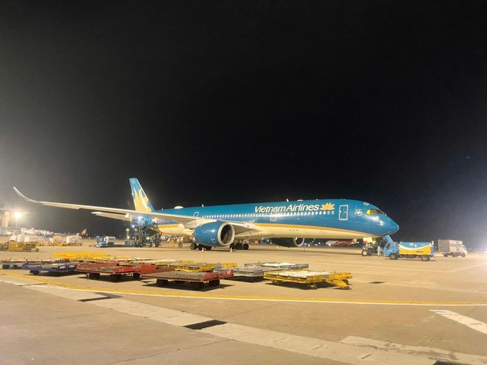 Chuyến bay mang số hiệu VN68, khai thác bằng máy bay thân rộng Airbus A350, cất cánh từ Cảng hàng không quốc tế Nội Bài lúc 23 giờ 30 ngày 29-6