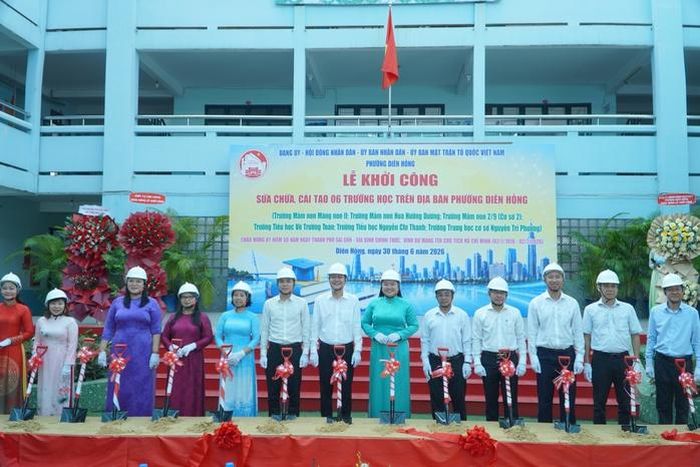 Đại biểu thực hiện nghi thức khởi công