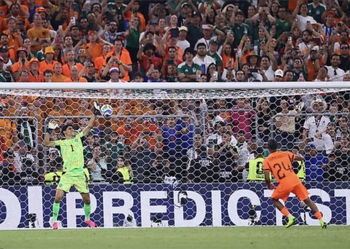  Cú sút của Crysencio Summerville bị thủ môn Bono cản phá 