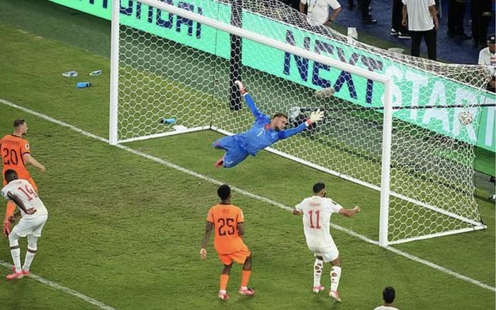  Issa Diop (11) gỡ hòa cho Morocco phút bù giờ hiệp 2 