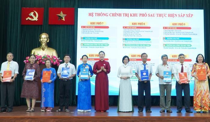 Lãnh đạo phường Hòa Hưng trao quyết định cho Bí thư Chi bộ, Trưởng khu phố, Trưởng Ban Công tác Mặt trận của các khu phố mới