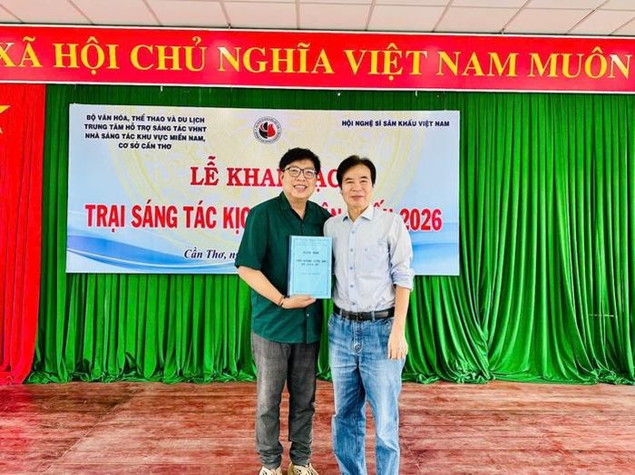 Tác giả Tăng Hoàng Thuận (trái) và NSND Giang Mạnh Hà