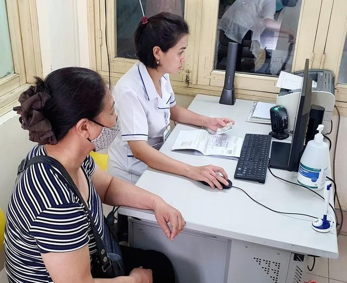 Người bệnh có BHYT khám, chữa bệnh tại Bệnh viện Bạch Mai. Ảnh: Đỗ Hằng