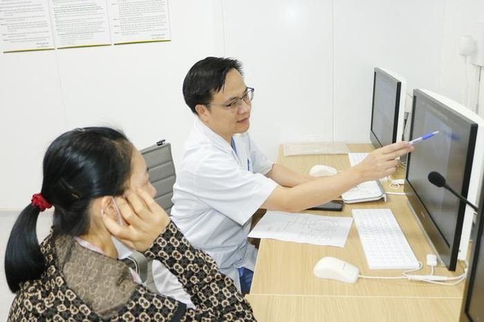 PGS-TS Trần Song Giang giải thích cho người nhà bệnh nhân