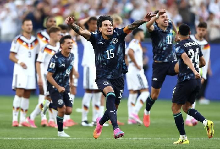 Gustavo Gomez (15) cùng đồng đội phấn khích sau khi đánh bại tuyển Đức