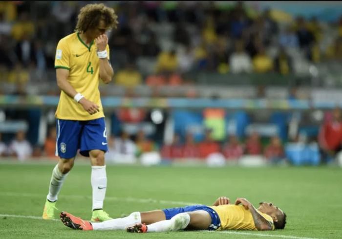 David Luiz và đồng đội đổ gục vì thất vọng sau trận thua thảm hại 1-7