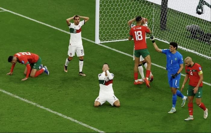 Ronaldo ôm mặt khóc khi Bồ Đào Nha thúc thủ dưới tay Morocco