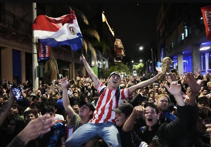 Người dân Paraguay ăn mừng thâu đêm trên đường phố thủ đô Asuncion