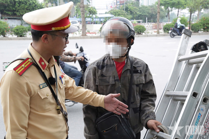  Cảnh sát tuyên truyền hướng dẫn lái xe về chở hàng hóa trên phương tiện. 