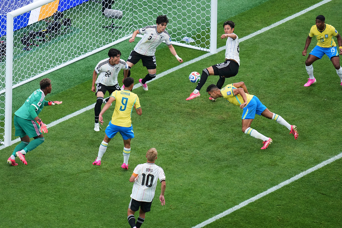  Tình huống Casemiro bay người đánh đầu nhưng không có bàn thắng cho Brazil. Ảnh: AP