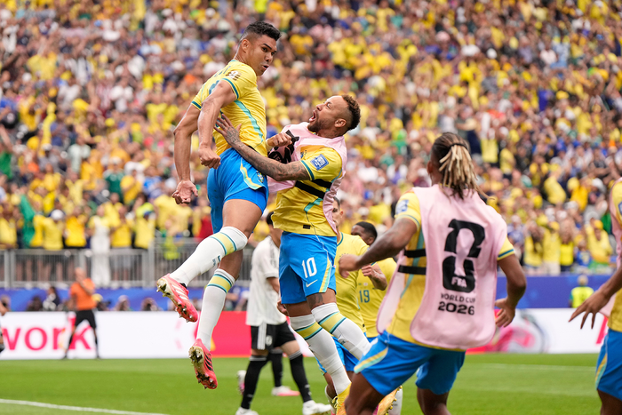  Casemiro mừng bàn thắng gỡ hòa 1-1. Ảnh: AP