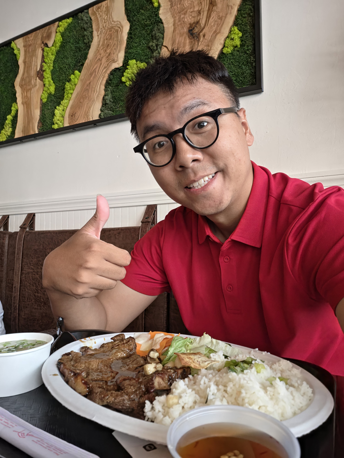 Tác giả bài viết thưởng thức cơm tấm ở Boston. 