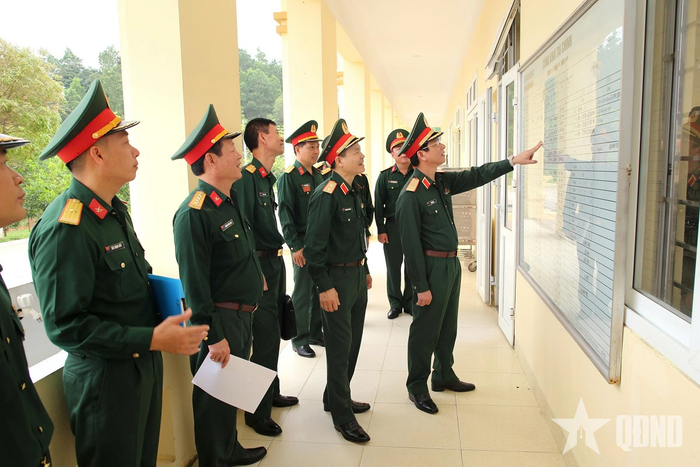 Thủ trưởng Tổng cục Hậu cần-Kỹ thuật kiểm tra công tác doanh trại tại Lữ đoàn 242 (Quân khu 3), tháng 3-2026. Ảnh: TRẦN THÔNG