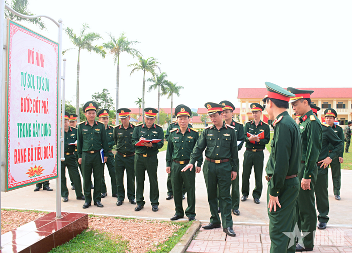 Thủ trưởng Tổng cục Hậu cần-Kỹ thuật kiểm tra công tác chuẩn bị Hội thi “Doanh trại chính quy, xanh, sạch, đẹp” trung đoàn bộ binh đủ quân cấp Bộ Quốc phòng năm 2026 tại Trung đoàn 101 (Sư đoàn 325, Quân đoàn 12), tháng 3-2026. Ảnh: MINH MẠNH