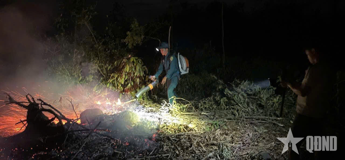  Các lực lượng phối hợp dập tắt đám cháy. 