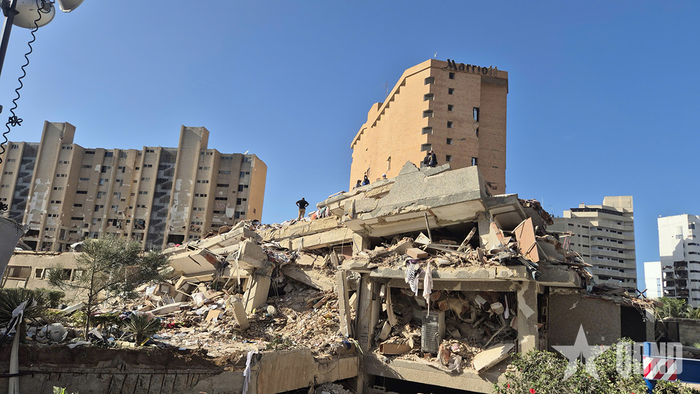 Quang cảnh đổ nát sau trận động đất.