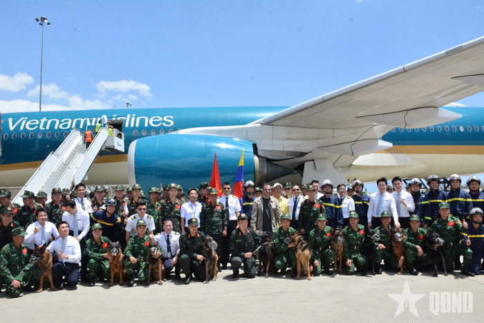 Đại biểu Việt Nam và Venezuela cùng tổ bay Vietnam Airlines chụp ảnh chung với đoàn tại sân bay.