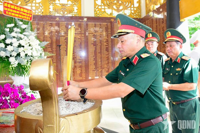  Thượng tướng Lê Quang Minh dâng hương tưởng niệm các anh hùng liệt sĩ và đồng bào yêu nước. 