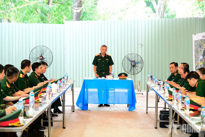 Thượng tướng Lê Quang Minh kết luận buổi làm việc.