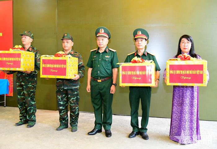  Thượng tướng Lê Quang Minh trao quà của Tổng cục Chính trị tặng các lực lượng thực hiện nhiệm vụ tại Công viên Lê Thị Riêng. 