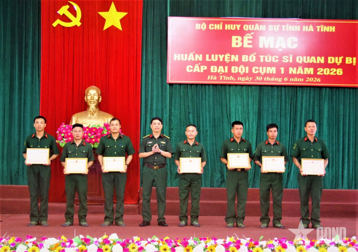  Tặng giấy khen cho 7 cá nhân có thành tích xuất sắc trong quá trình học tập và huấn luyện. 