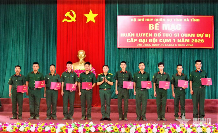 Cấp chứng chỉ huấn luyện bổ túc sĩ quan dự bị cho các học viên. 
