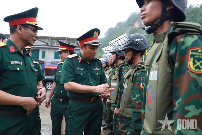 Thượng tướng Phùng Sĩ Tấn thăm, động viên lực lượng thực hiện nhiệm vụ trên địa bàn.