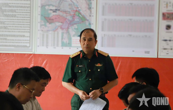 Thượng tướng Phùng Sĩ Tấn chủ trì hội nghị.