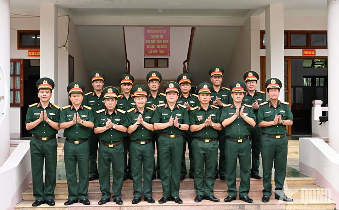Thượng tướng Trương Thiên Tô và lãnh đạo các đơn vị chụp ảnh chung.