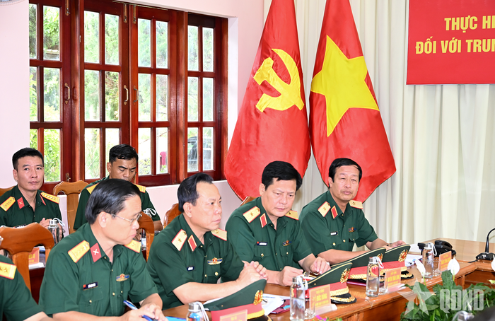 Lãnh đạo Quân đoàn 34 và các cơ quan Quân đoàn 34 dự buổi kiểm tra.