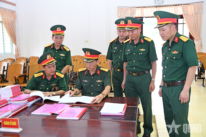 Kiểm tra công tác Đảng, công tác chính trị.
