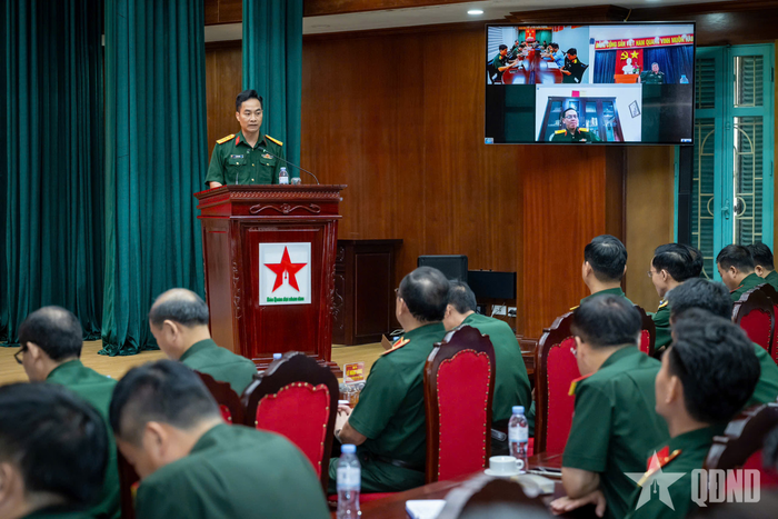 Đại diện chỉ huy Phòng Công nghệ thông tin phát biểu tại hội nghị. 
