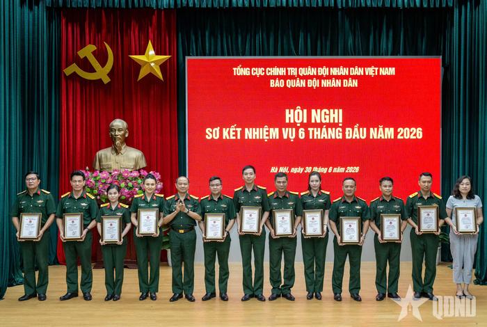 Đại tá Trần Anh Tuấn, Phó tổng biên tập Báo Quân đội nhân dân trao giấy chứng nhận tặng các tác giả, nhóm tác giả đoạt giải trong Cuộc thi chính luận về bảo vệ nền tảng tư tưởng của Đảng lần thứ 6, năm 2026 cấp Cơ quan Tổng cục Chính trị.