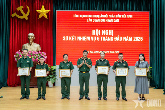 Đại tá Nguyễn Hồng Hải, Phó tổng biên tập Báo Quân đội nhân dân trao Giấy khen của Tổng biên tập Báo Quân đội nhân dân tặng các cá nhân có thành tích xuất sắc trong tham gia Hội Báo toàn quốc năm 2026.