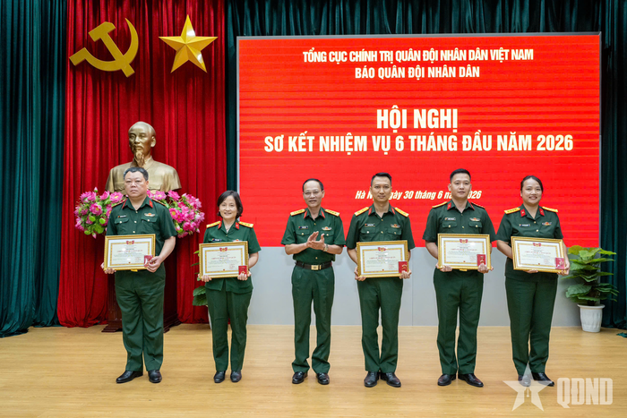 Đại tá Lê Ngọc Long, Phó tổng biên tập Báo Quân đội nhân dân trao danh hiệu Chiến sĩ thi đua toàn quân tặng các cá nhân.