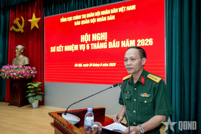 Đại tá Lê Ngọc Long, Phó tổng biên tập Báo Quân đội nhân dân trình bày Báo cáo sơ kết thực hiện nhiệm vụ 6 tháng đầu năm 2026.