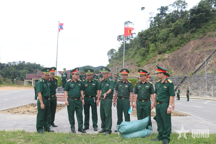 Đoàn công tác Bộ tư lệnh Quân khu 4 kiểm tra các vị trí hoạt động của chương trình tại Cửa khẩu Thanh Thủy, xã Kim Bảng, tỉnh Nghệ An. 