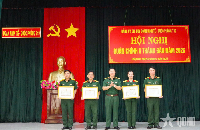 Thượng tá Nguyễn Văn Thức trao khen thưởng tặng các tập thể có thành tích xuất sắc trong phong trào thi đua 6 tháng đầu năm 2026.