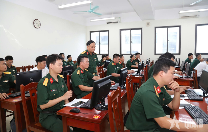 Học viên lớp tập huấn thực hành tập bài chuyển đổi số.