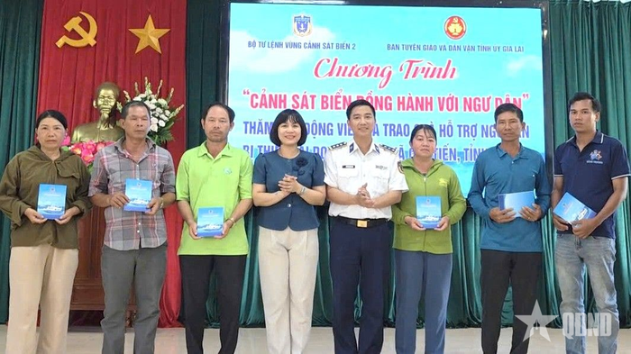  Thượng tá Nguyễn Hồng Nam, Phó chính ủy Hải đoàn 21, Vùng Cảnh sát biển 2 tặng quà các hộ gia đình ngư dân bị thiệt hại do hỏa hoạn. 